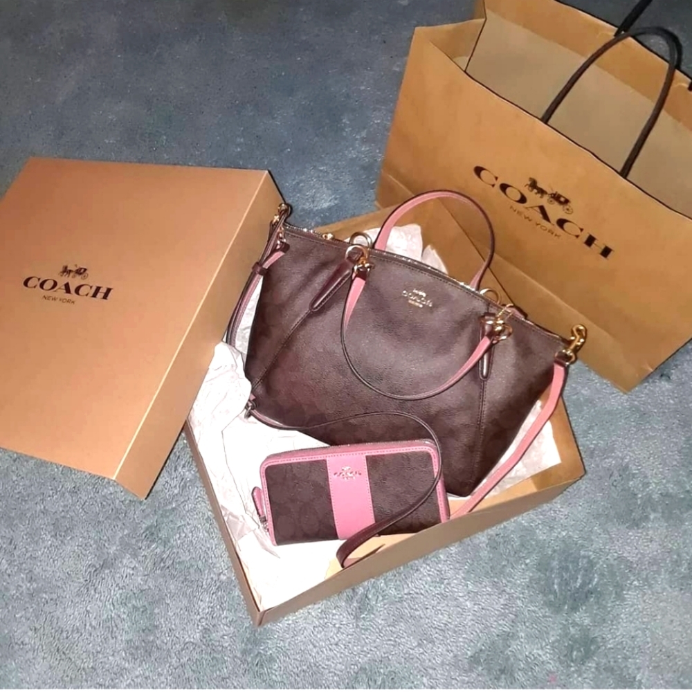 100% Authentic Coach  1 set handbag and wallet.